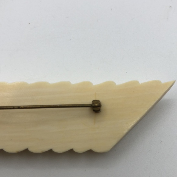 Elegant Vintage Carved Brooch - Picture 4 of 8